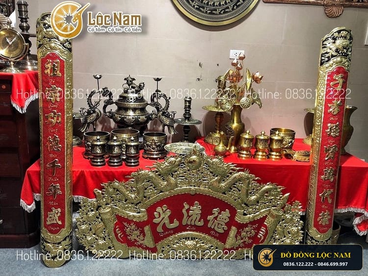 Cuốn thư câu đối đồng vàng nền đỏ 1m76 góc chụp 1