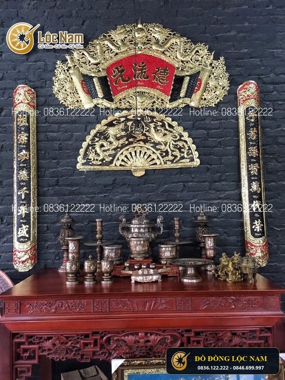 Cuốn thư câu đối đồng vàng nền đỏ 1m76 góc chụp 2