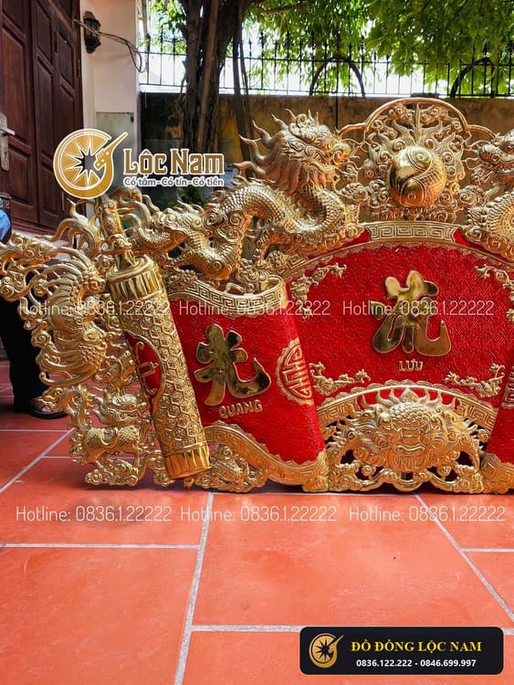 Cuốn thư câu đối đồng vàng nền đỏ 1m97 góc chụp 2
