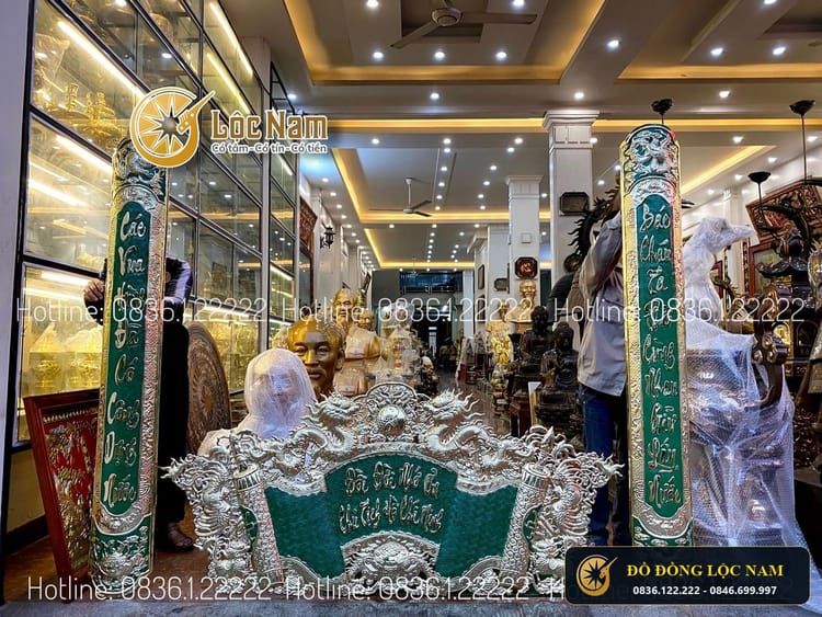 Cuốn thư câu đối đồng vàng nền xanh đặt trong phòng thờ bác hồ