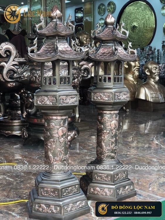 Đèn thờ bằng đồng dáng mái chùa cao 1m1 góc chụp 1