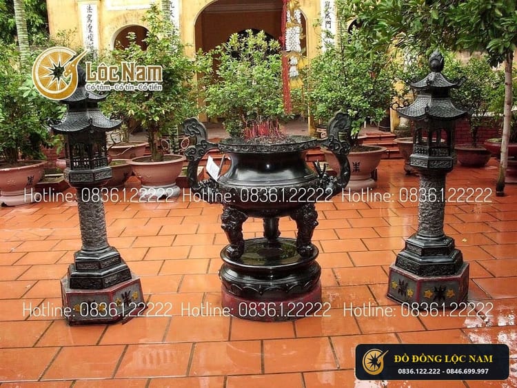 Lư hương và đôi đèn thờ đặt tại nhà đền