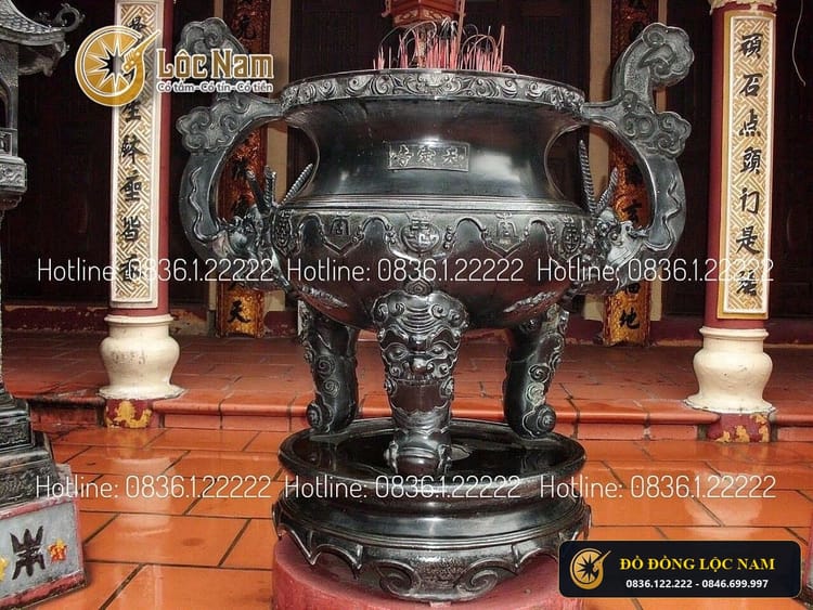 Lư hương và đôi đèn thờ đặt tại nhà đền góc chụp 1