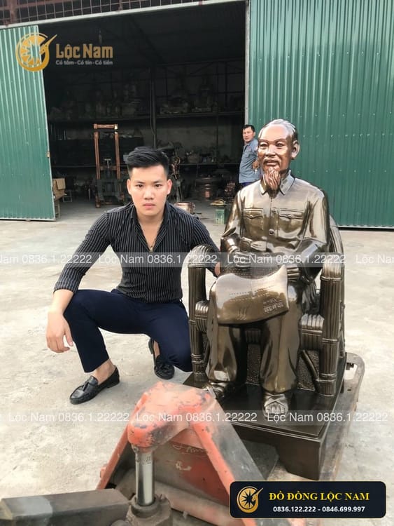 Tượng bác hồ ngồi đọc báo bằng đồng cao 1m1