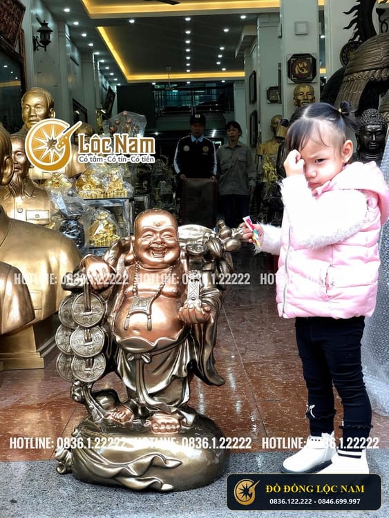 Tượng Di Lặc Bằng Đồng Gánh Tiền Tay Cầm Như Ý Cao 68cm góc chụp 2