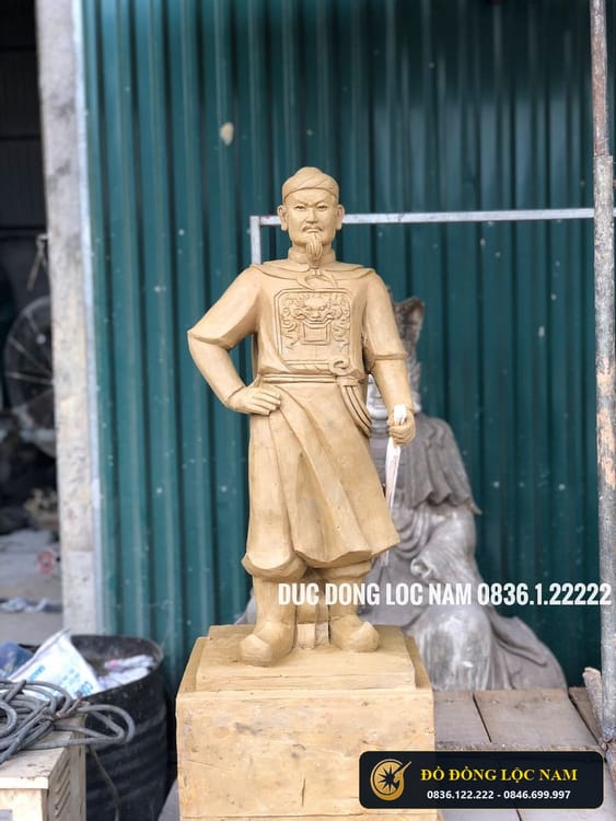 Tượng hoàng đế lê đại hành bằng đồng đứng dát vàng 9999