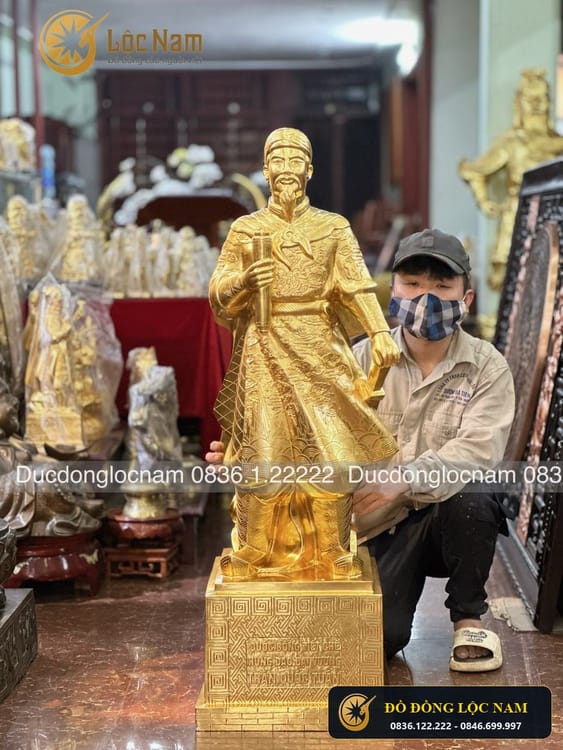 Tượng trần hưng đạo bằng đồng cao 1m2 dát vàng 9999 góc chụp 1